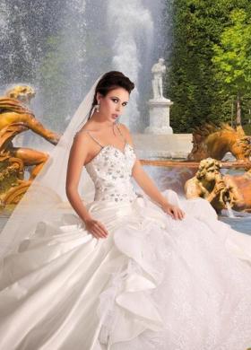 Vestito da sposa con corpetto decorato