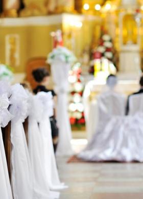 Allestimento total white per i banchi della chiesa