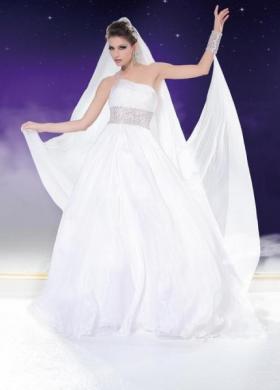 Vestito da sposa monospalla con cinta gioiello