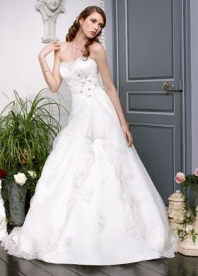 Vestito da sposa con dettagli decorati sul corpetto