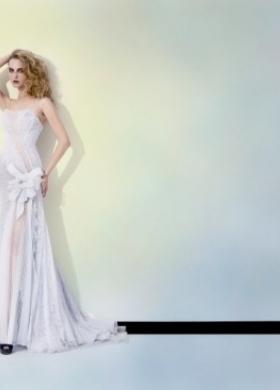 Abito da sposa stretto con fiore in tessuto applicato su un fianco