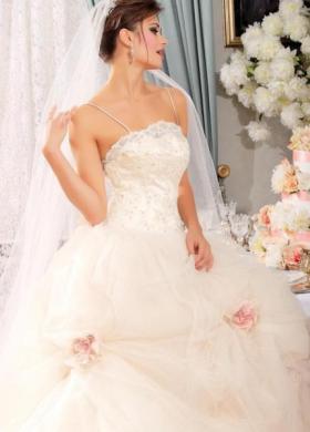 Vestito da sposa con rose in tessuto applicate sulla gonna