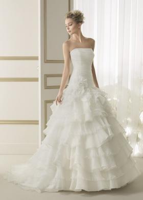 Abito da sposa senza spalline e gonna a balze - Collezione Luna Novias