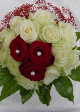 Bouquet con rose bianche e rosse