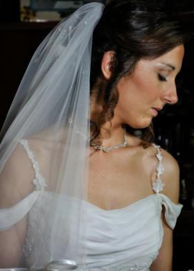 Acconciatura con boccoli che scendono per il matrimonio