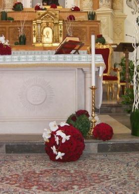 Decorazioni floreali per la chiesa con sfere rosse