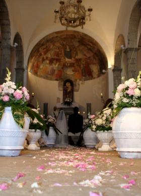 Allestimento floreale in rosa per la cerimonia di nozze