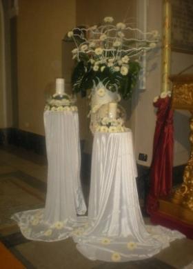 Allestimento floreale con candele in total white