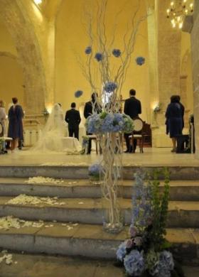 Allestimento floreale in blu per la chiesa