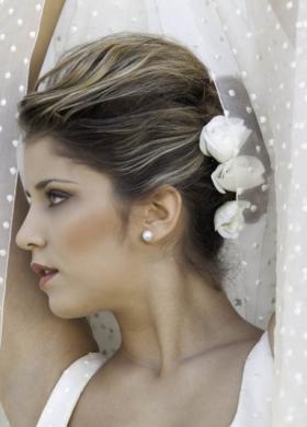 Capelli raccolti con fermagli fiore