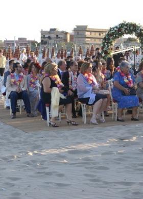 Invitati al matrimonio in spiaggia con collana di fiori