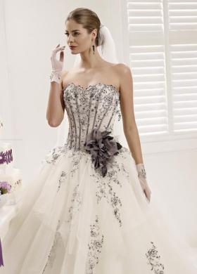 Abito da sposa con decori neri