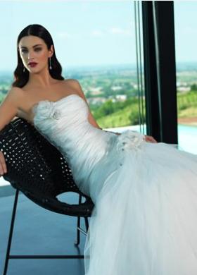 Abito da sposa con fiori applicati