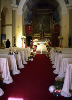 La chiesa allestita per il matrimonio