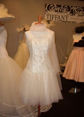 Vestito per la sposa corto con gonna in tulle