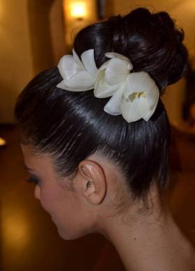 Chignon con fiori bianchi in tessuto