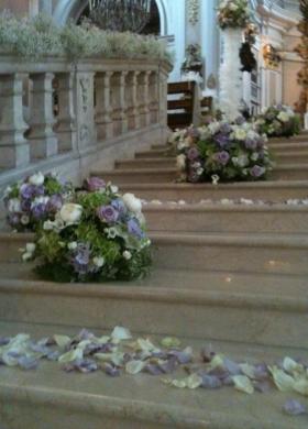 Allestimento floreale con rose per la chiesa