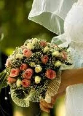 Il bouquet della sposa con roselline bianche e rosa