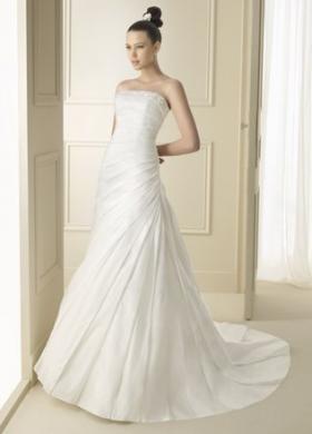 Vestito da sposa senza spalline e con coda rotonda