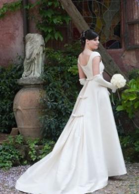 Abito da sposa constrascico e guanti