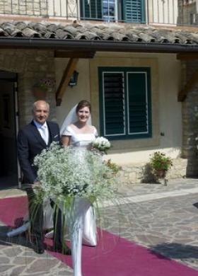 Allestimento floreale con nebbiolina per l'uscita della sposa