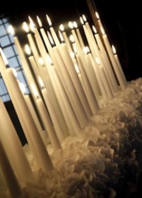 Allestimento con candele della location di matrimonio