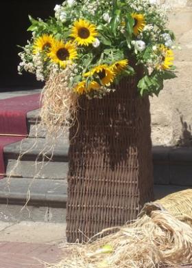 Composizione di girasoli all'uscita della chiesa per il matrimonio