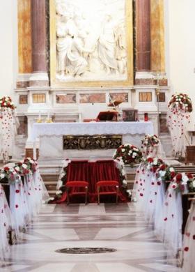 Allestimento con rose rosse e tulle per la chiesa