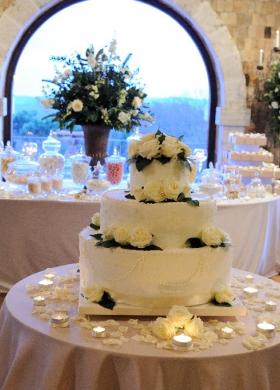 La torta nuziale multipiano bianca