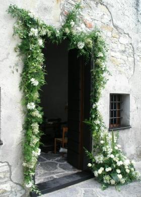 Arco di fiori all'uscita della chiesa