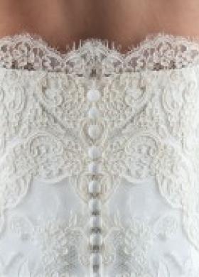 Vestito da sposa con corpetto ricamato sul retro