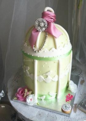 Torta a forma di gabbia per uccellini dallo stile shabby chic