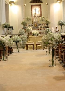 Allestimento di nebbiolina per la cerimonia in chiesa