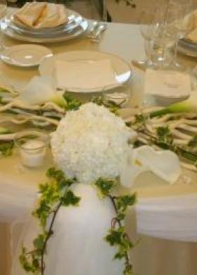 Mise en place total white per il matrimonio