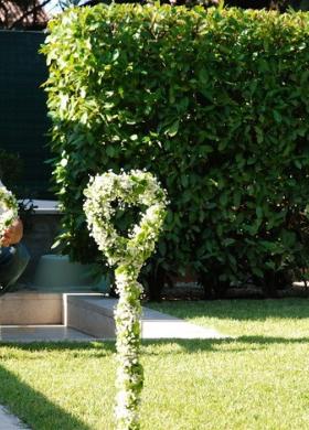 Decorazioni con cuori per il giardino della location di matrimonio