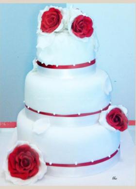 Wedding cake con rose rosse applicate