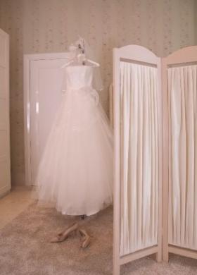 Abito da sposa con corpetto liscio e gonna di tulle