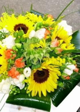 Bouquet di girasoli e rose per la sposa