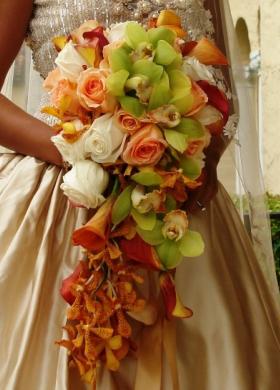 Bouquet a cascata di rose e calle