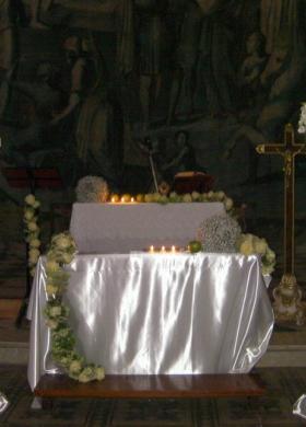 Fiori e stoffe candide per la cerimonia di matrimonio