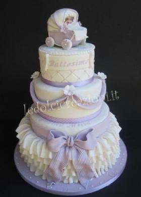 Torta per festeggiare il battesino con cake topper a forma di carrozzina