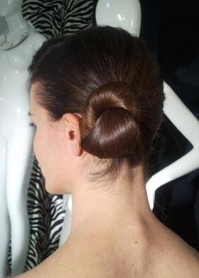 Acconciatura con chignon laterale - Backstage di Sposa Moderna