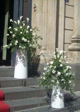 Allestimento floreale all'uscita della chiesa per il matrimonio