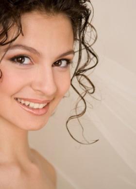 Trucco arancio e capelli naturali per la sposa