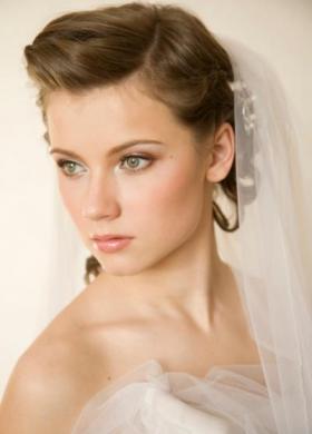 Acconciatura retro e trucco sui toni dell'arancio per la sposa