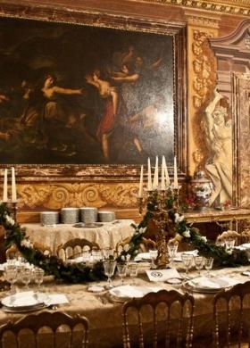 Allestimento del tavolo del buffet nuziale con candelabri