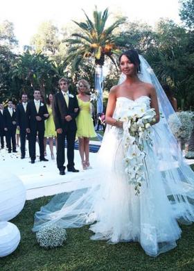 La sposa con il suo bouquet a cascata di orchidee