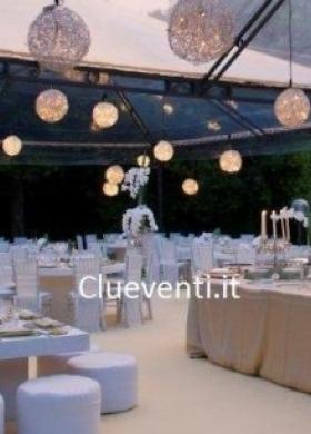 Matrimonio a buffet con tensostruttura e sfere luminose