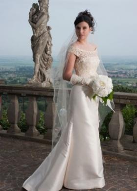 Vestito da sposa con guanti e corpetto ricamato