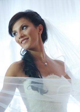 Acconciatura e trucco per un set di abiti da sposa